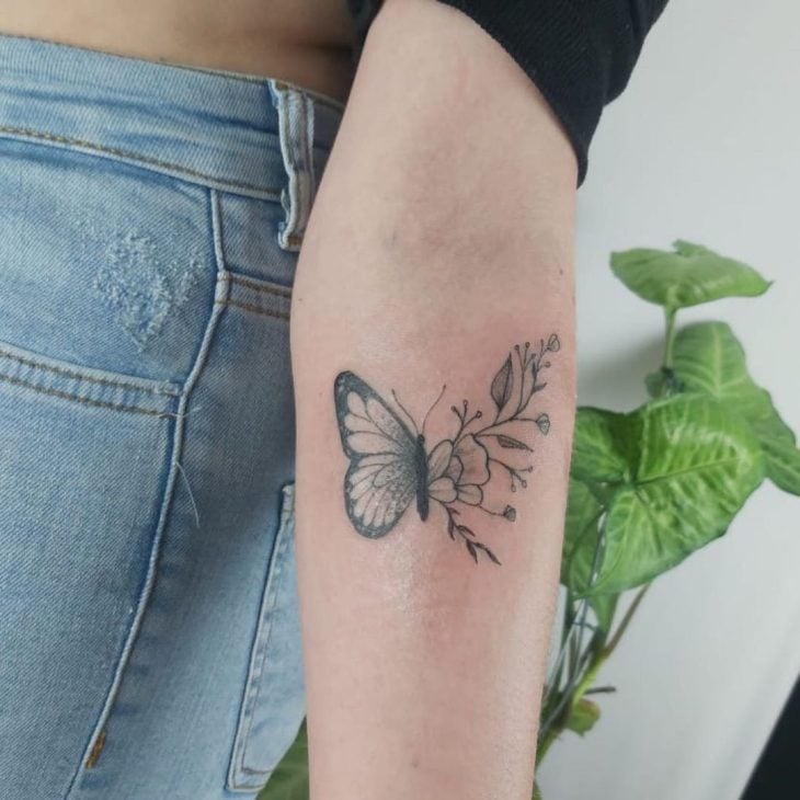 Tatuagem de borboleta no braço: significado e 35 fotos incríveis