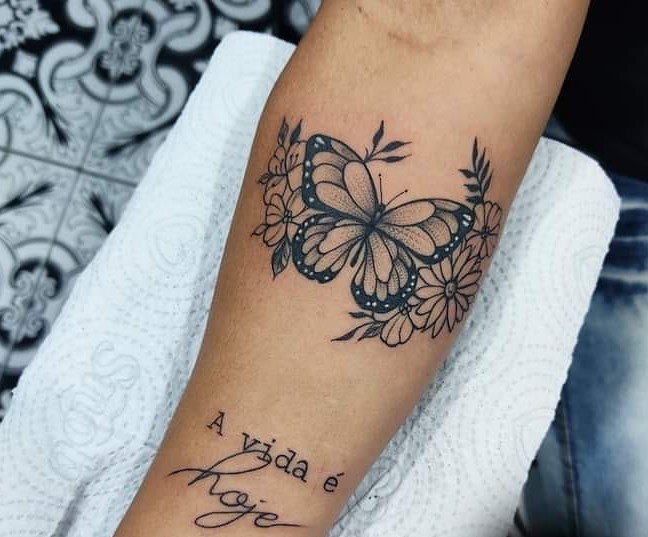 tatuagem de borboleta no braço com frase