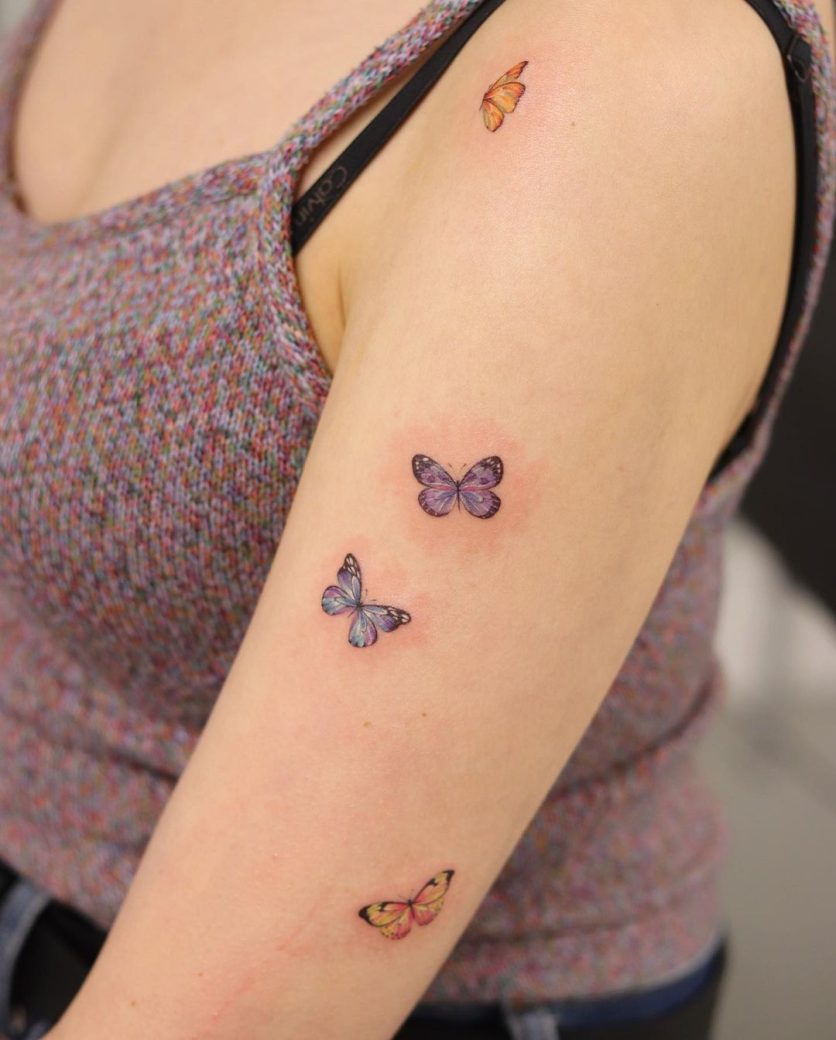 tatuagem de borboleta no braço colorida