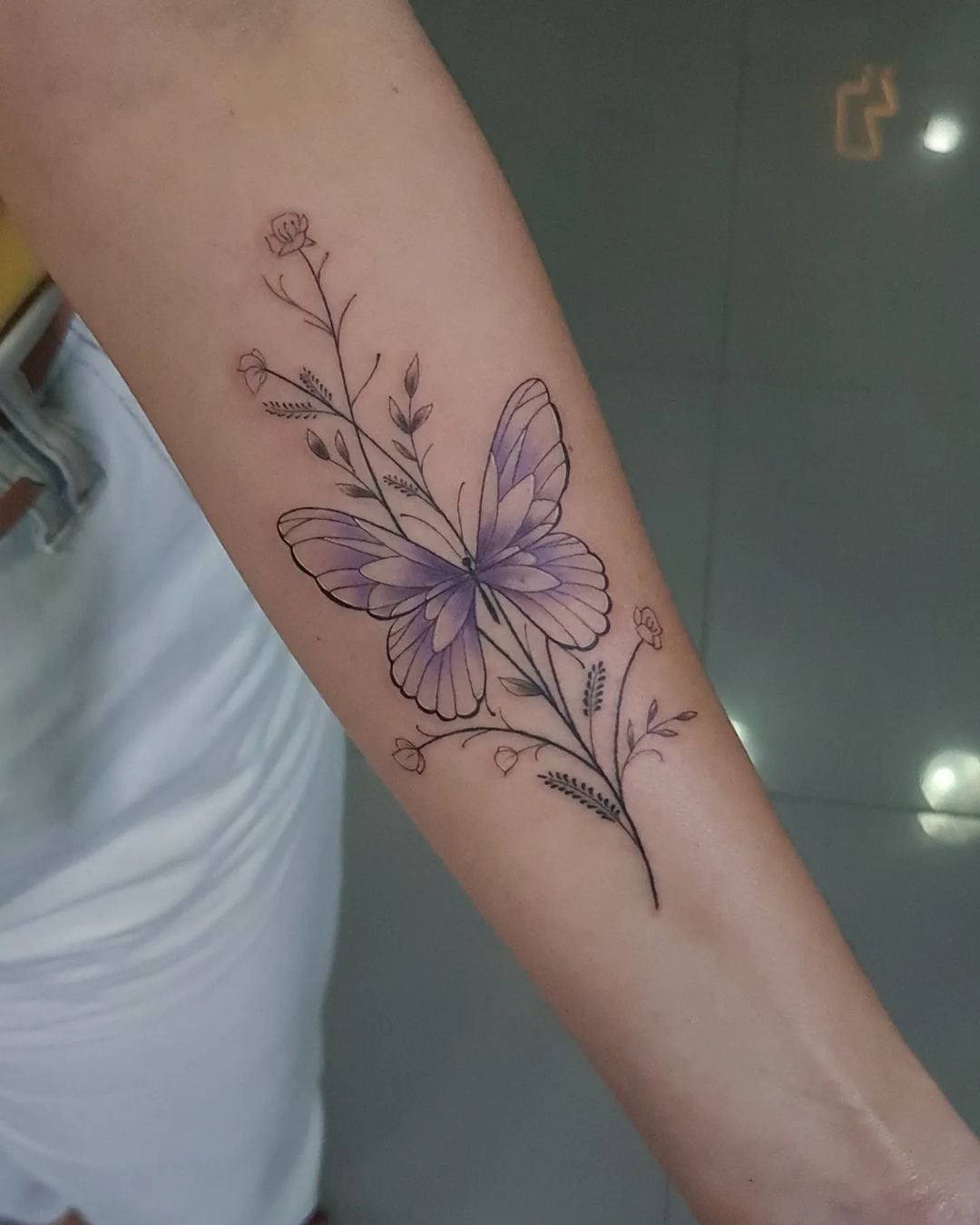 Tatuagem de borboleta no braço: significado e 35 fotos incríveis