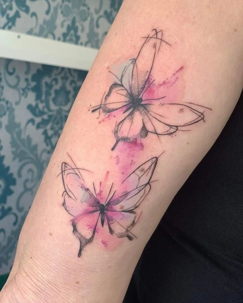 tatuagem de borboleta no braço colorida