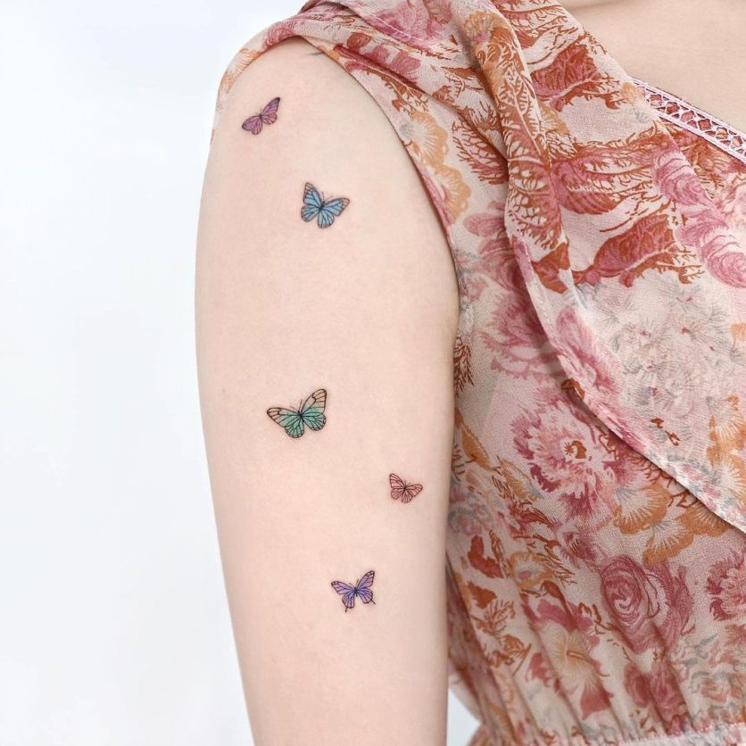 tatuagem de borboleta no braço colorida