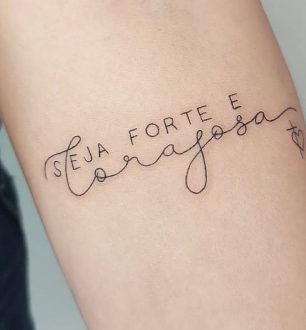 Tatuagem seja forte e corajosa: 30 maneiras de eternizar a frase