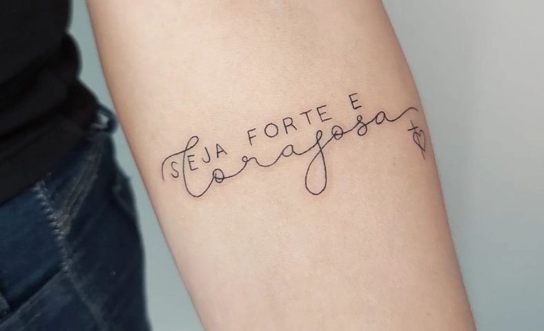Tatuagem seja forte e corajosa: 30 maneiras de eternizar a frase