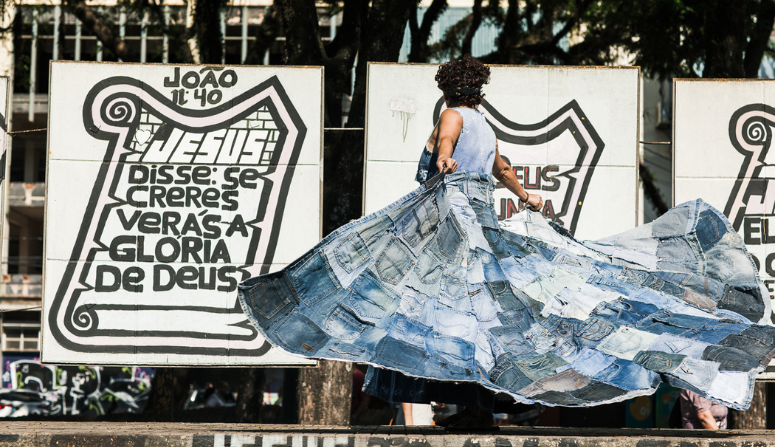 Márcia Costa em apresentação da peça Tempos de Cléo