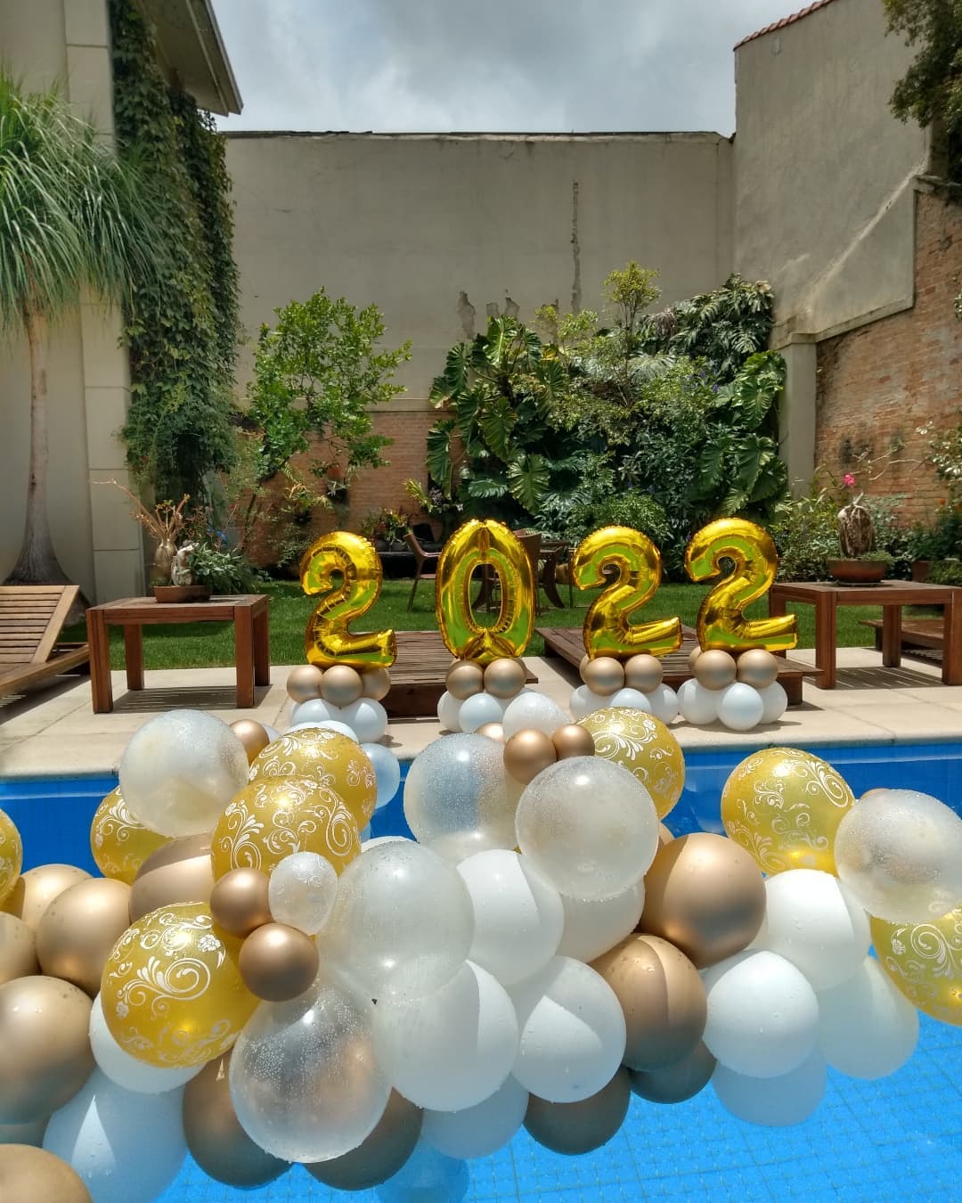 decoração de Ano Novo na piscina