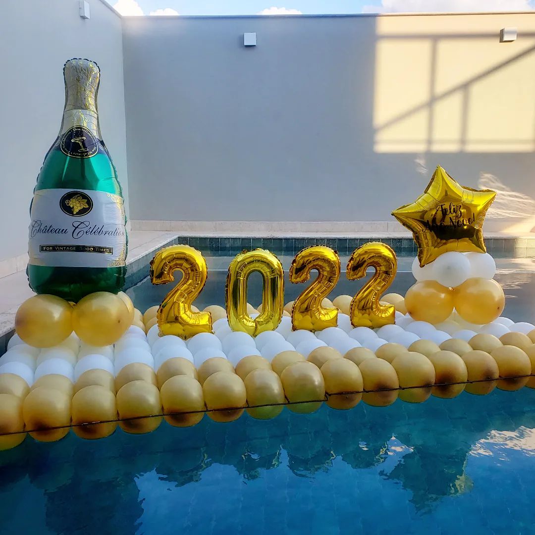 decoração de Ano Novo na piscina