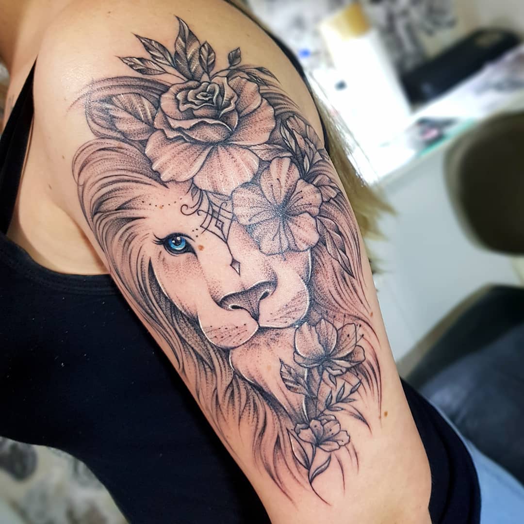 Tatuagem de leão com flores: 30 tattoos cheias de atitude e beleza