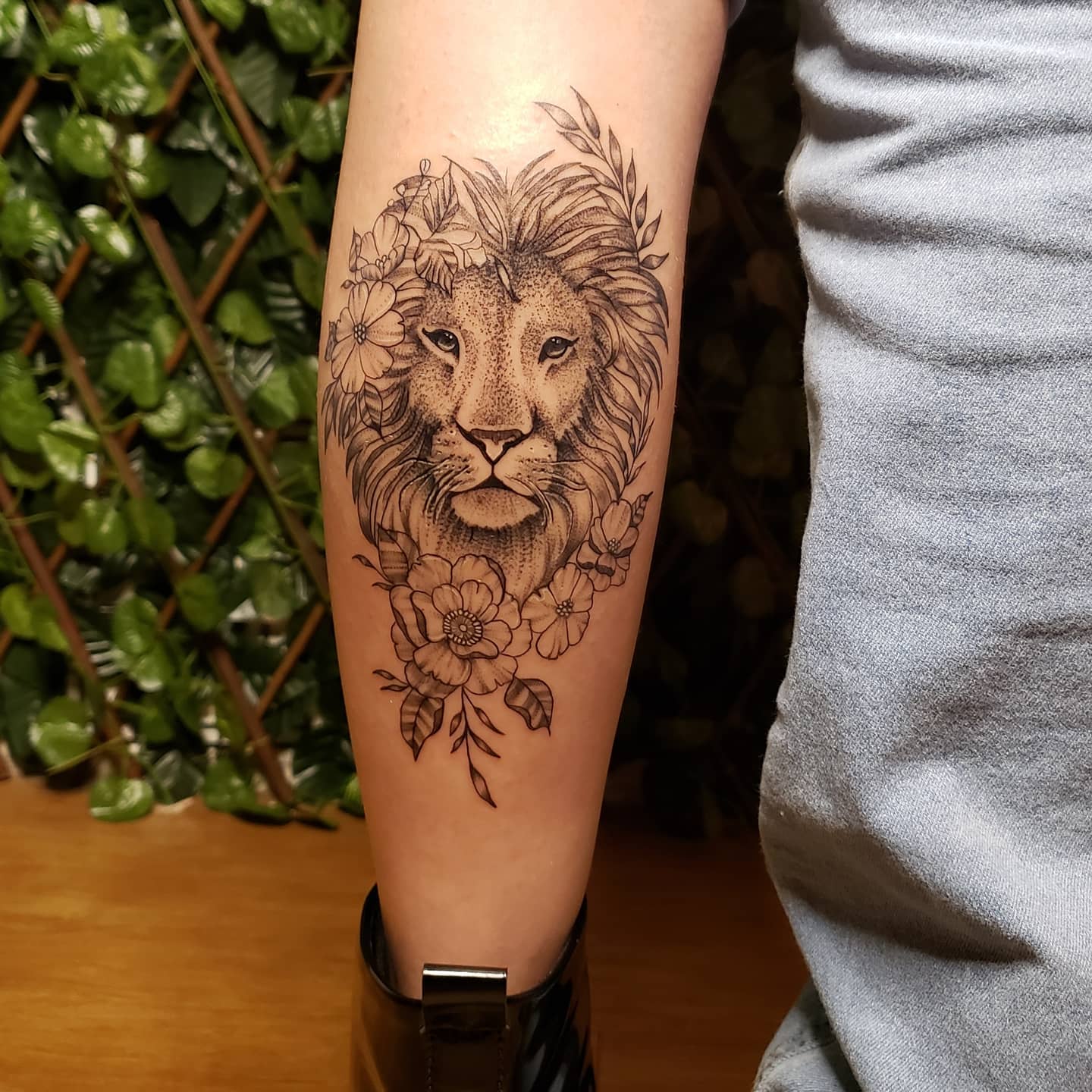 Tatuagem de leão com flores: 30 tattoos cheias de atitude e beleza