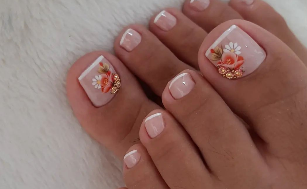 35 ideias de unhas do pé decoradas com flores que vão te deixar satisfeita