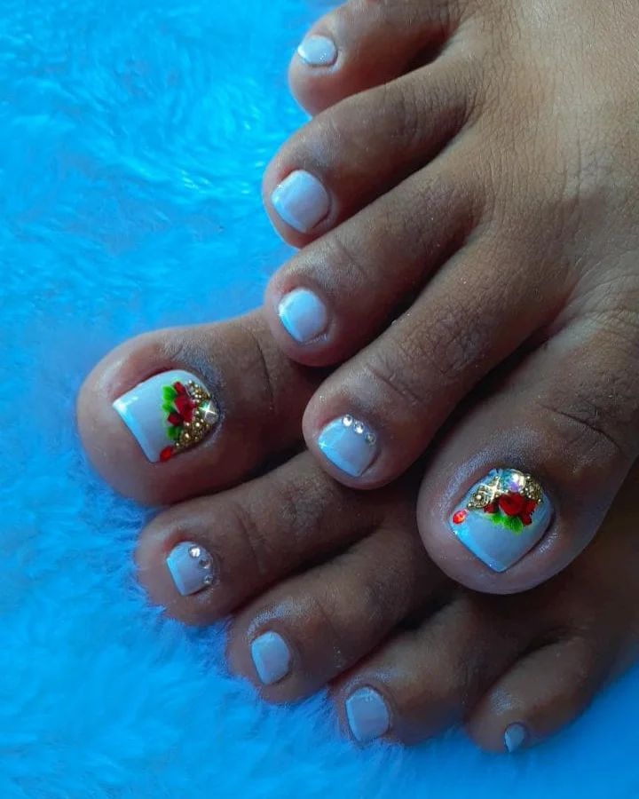 unhas do pé decoradas com flores vermelhas