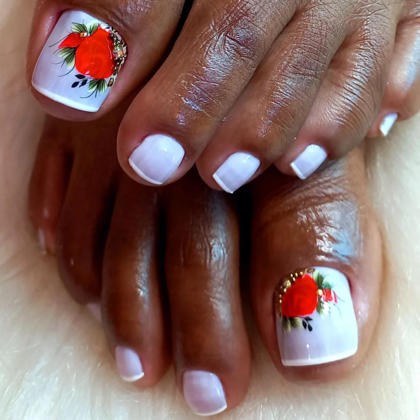 unhas do pé decoradas com flores vermelhas