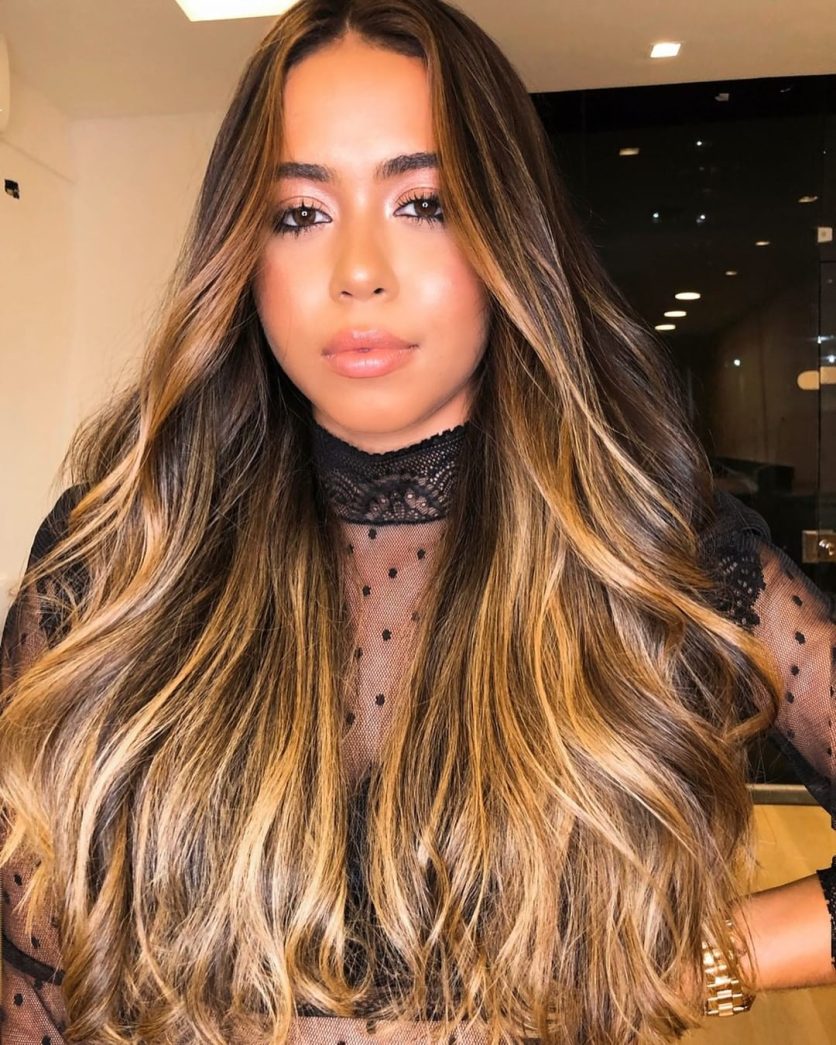 Morena iluminada em cabelos pretos