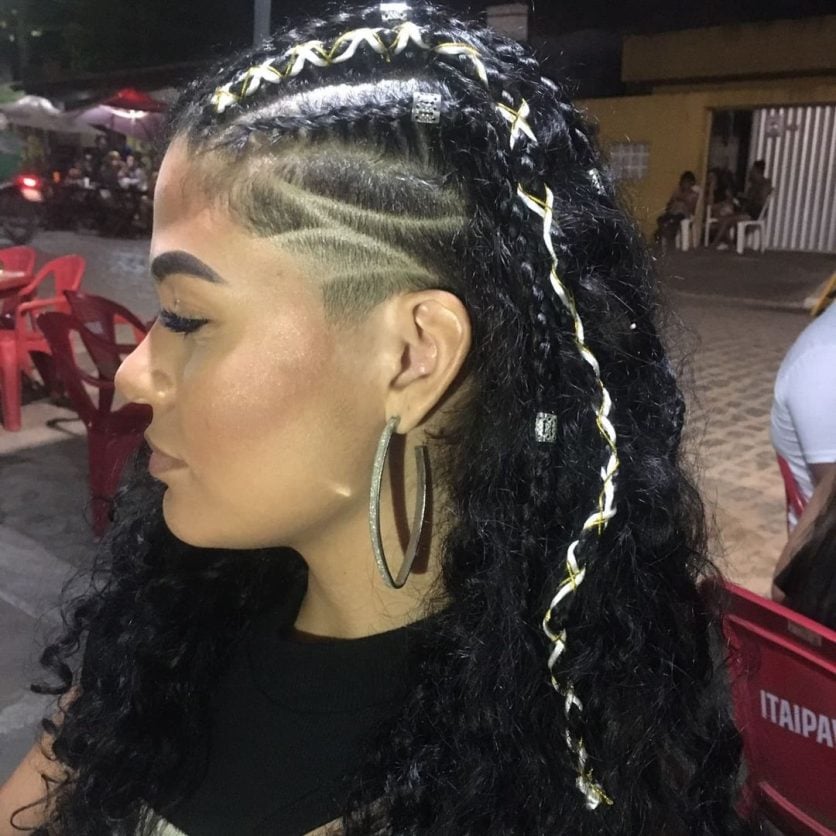 Trança lateral em cabelo cacheado: veja fotos e como fazer