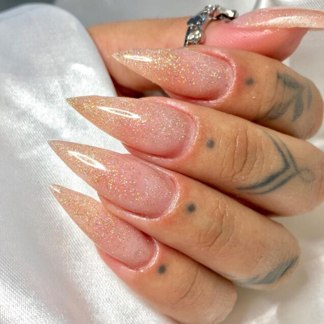 Unhas stiletto decoradas: ideias modernas para fazer em casa
