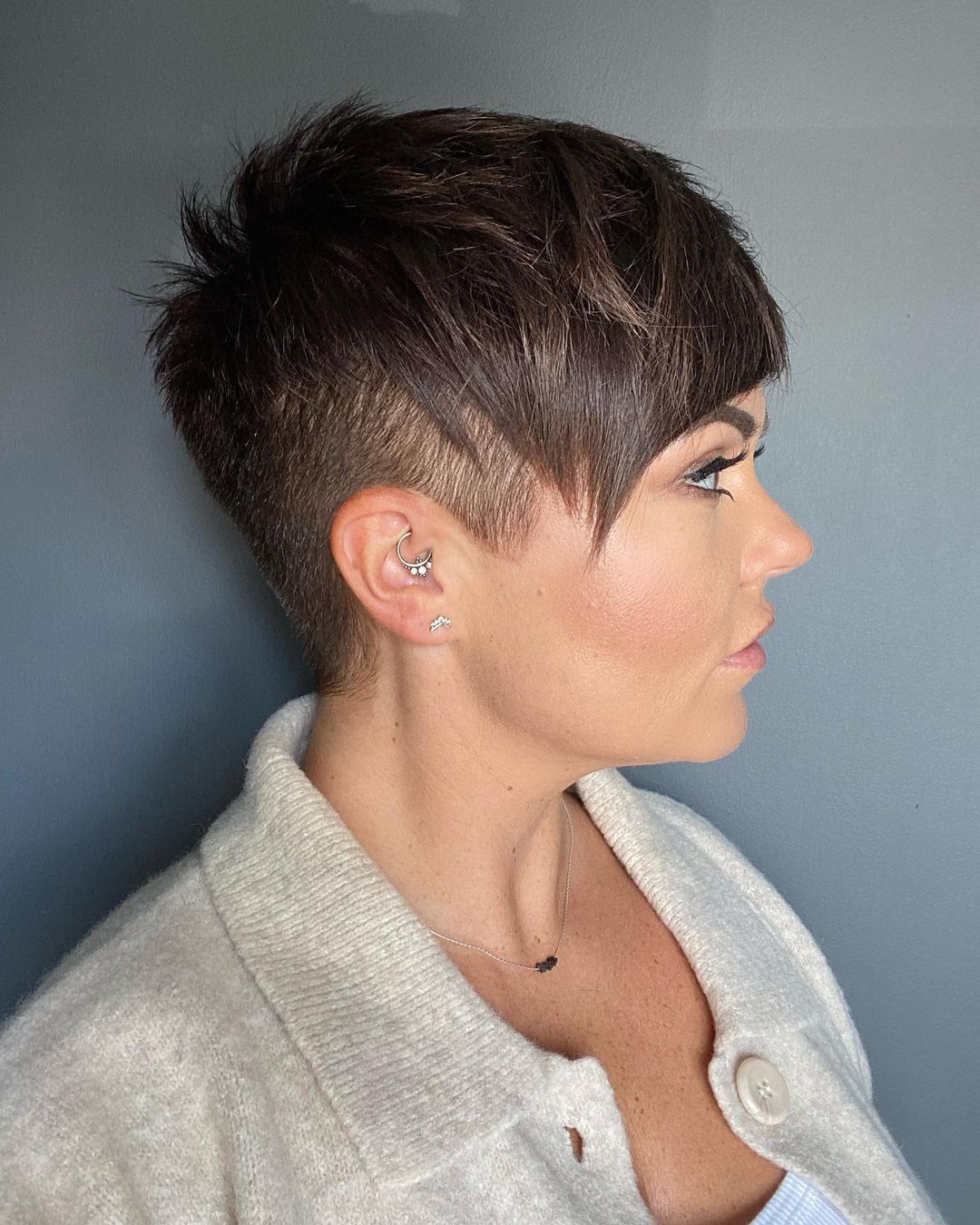 Undercut feminino: 50 fotos e tutoriais para repaginar o visual