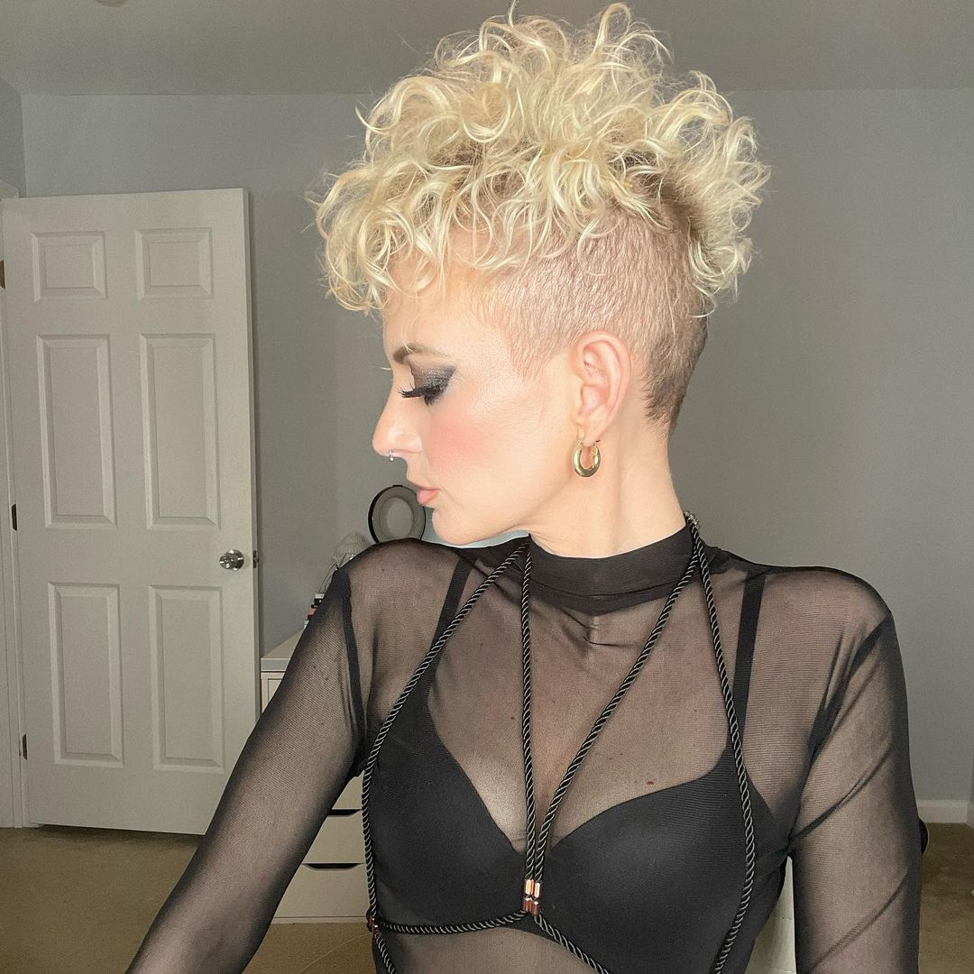 Corte Moica Feminino: 20 Penteados Para Se Inspirar e Ter um Visual Estiloso 23 undercut feminino 22