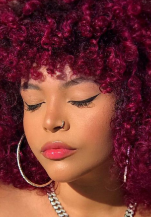 Cabelo marsala: a combinação perfeita entre o vermelho e o violeta