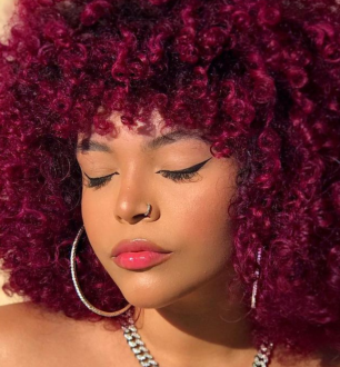 Cabelo marsala: a combinação perfeita entre o vermelho e o violeta