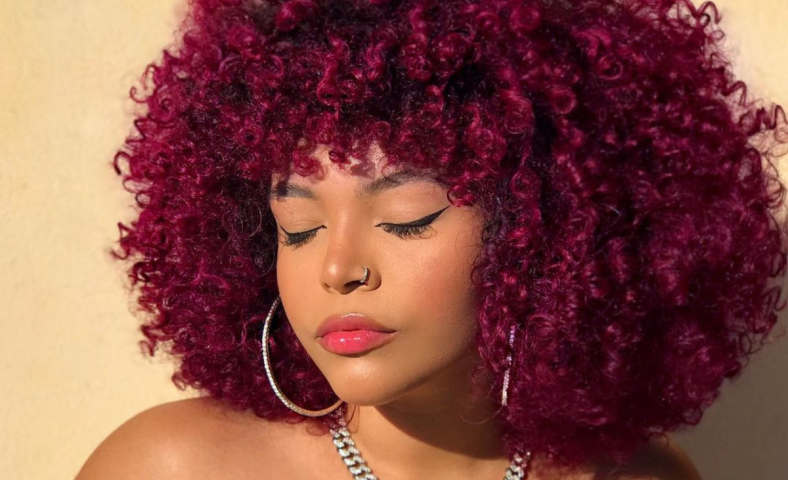 Cabelo marsala: a combinação perfeita entre o vermelho e o violeta