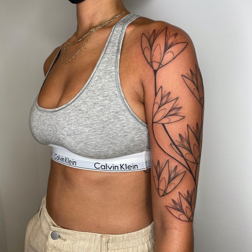 tatuagem de flores delicadas