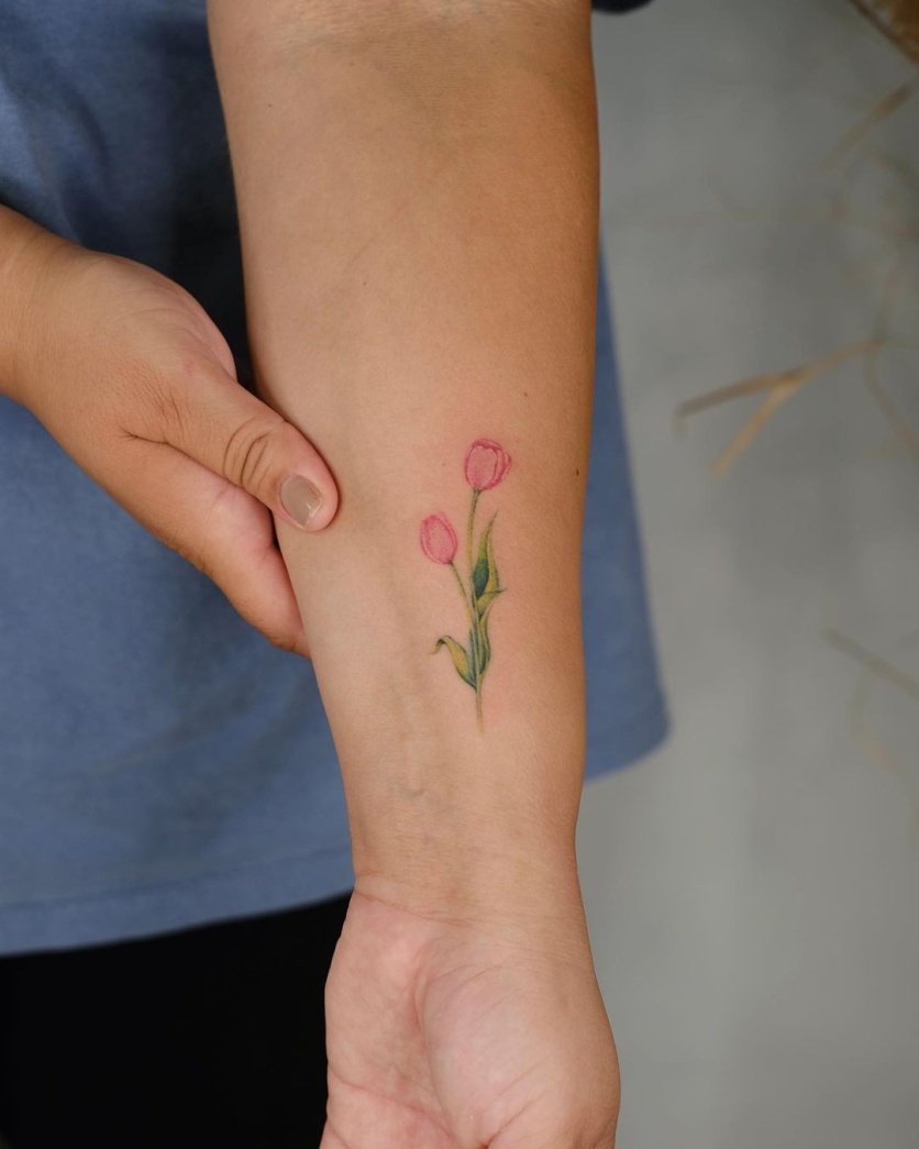 60 ideias de tatuagem de flor na mão para te convencer a fazer a sua