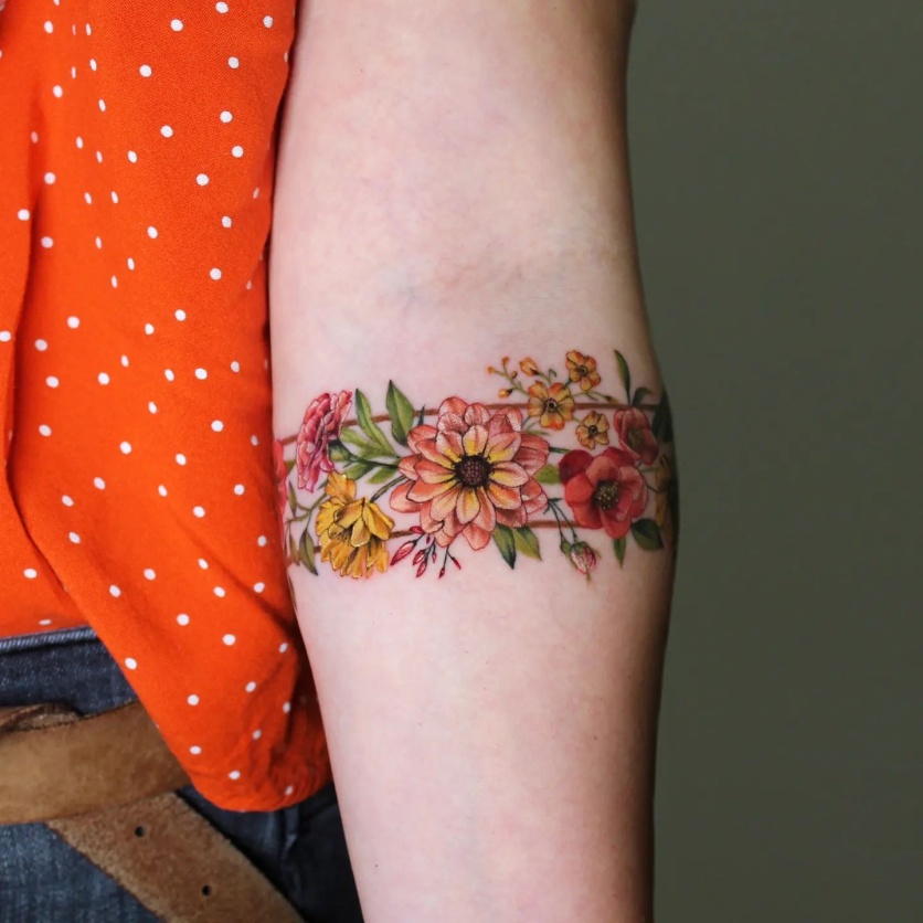 tatuagem de flores no braço