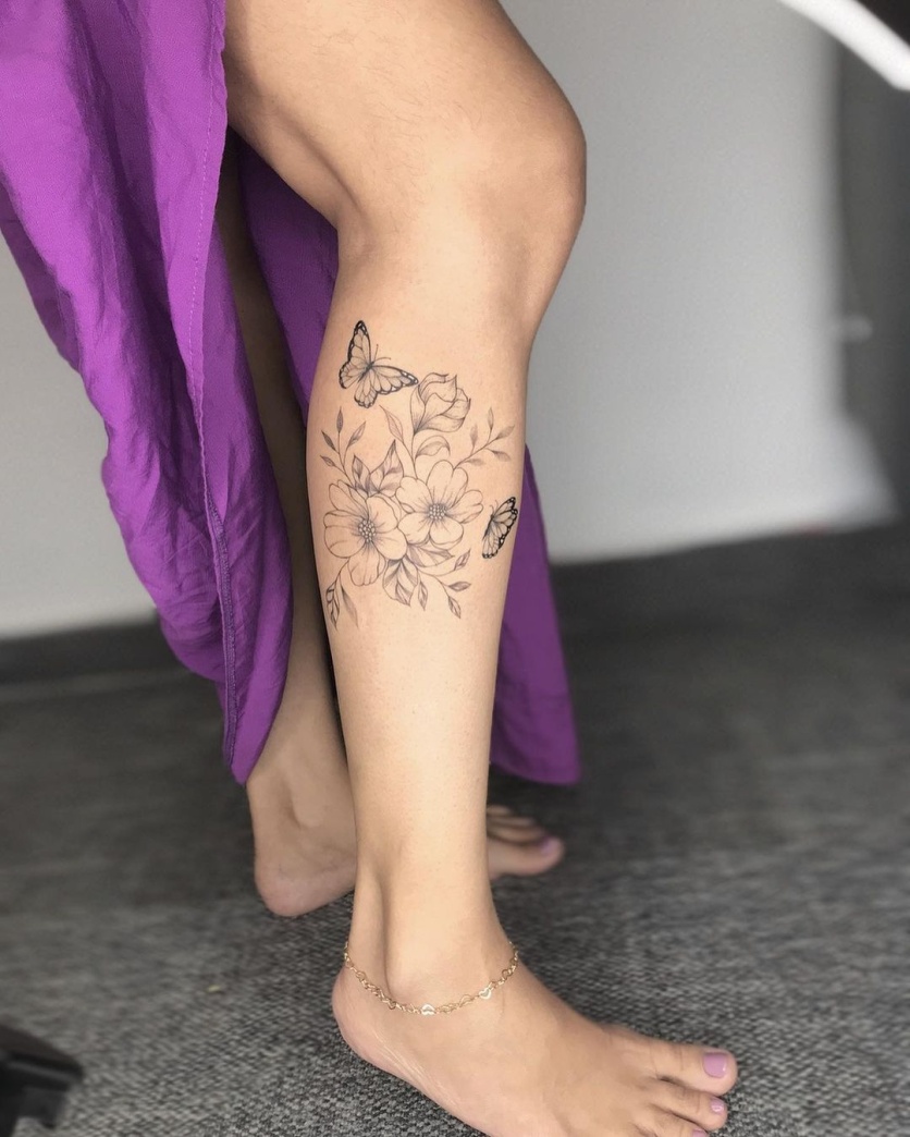 tatuagem de flores na perna