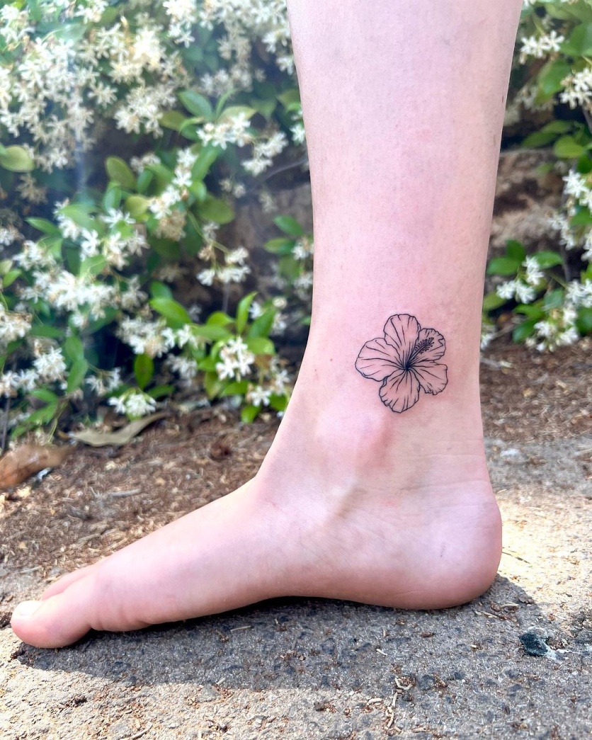 tatuagem de flores na perna