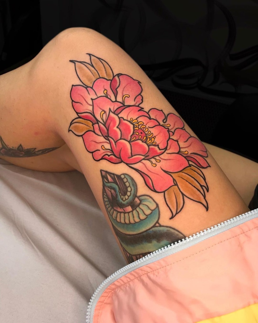 tatuagem de flores na perna