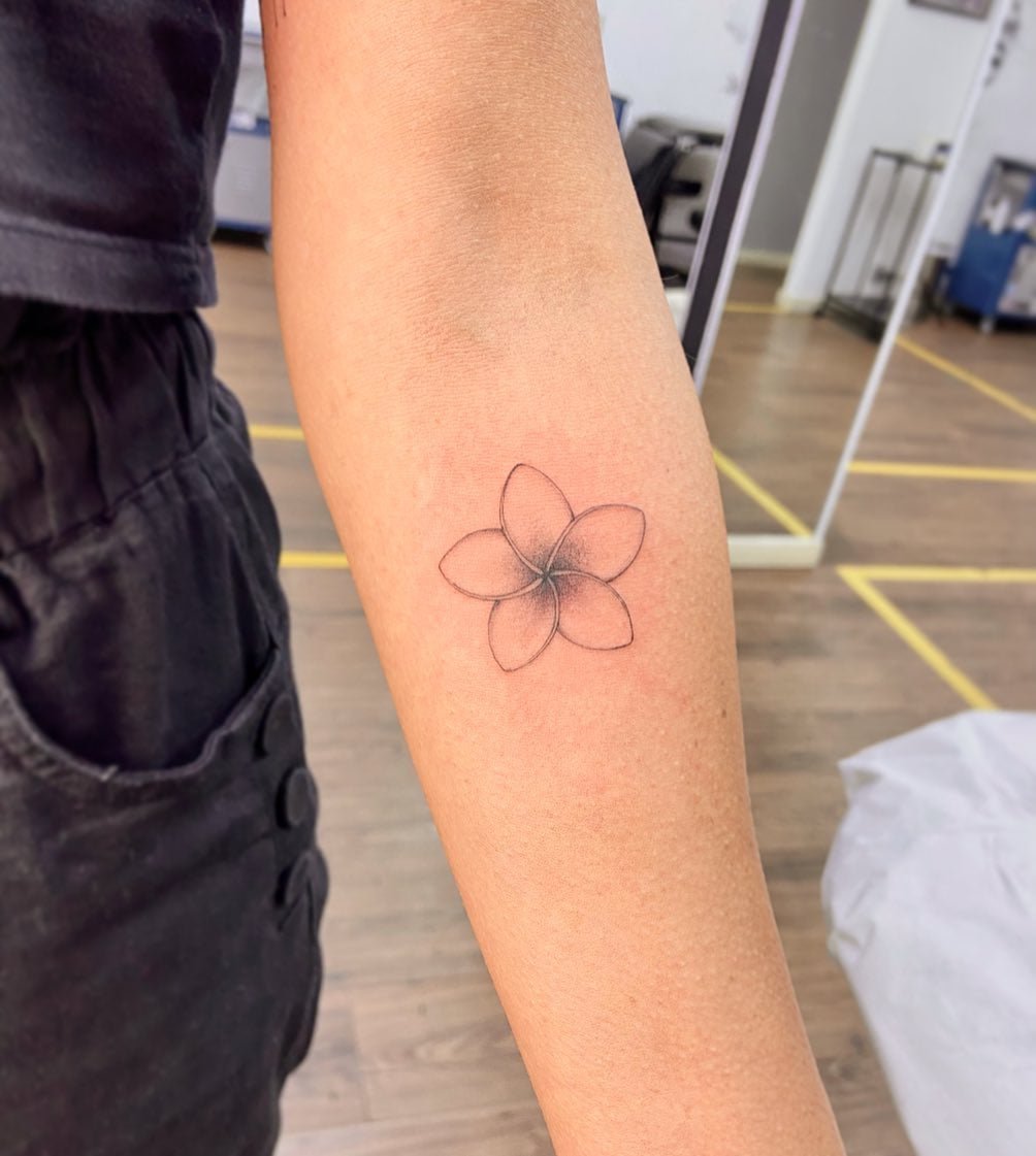 85 ideias de tatuagem de flor: significados, estilos e tamanhos
