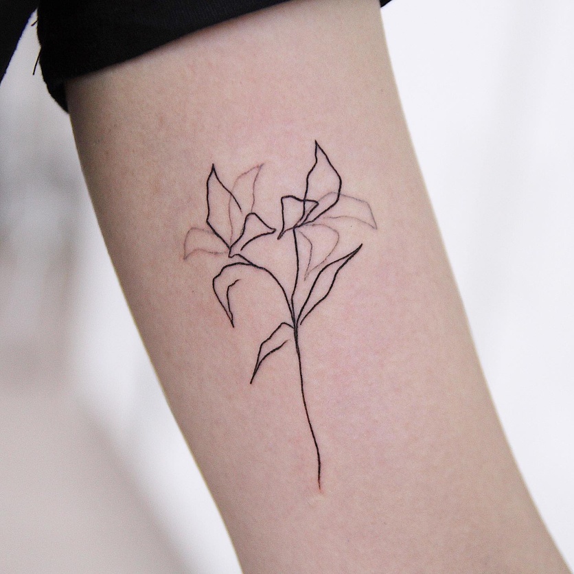 tatuagem de flor simples