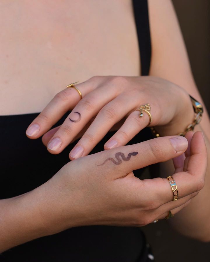 tatuagem no dedo delicada
