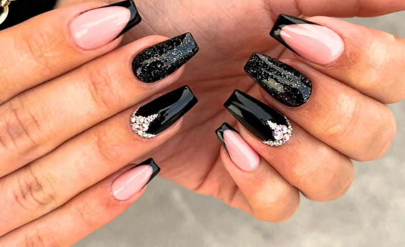 Unhas decoradas pretas: inspirações que unem versatilidade e estilo