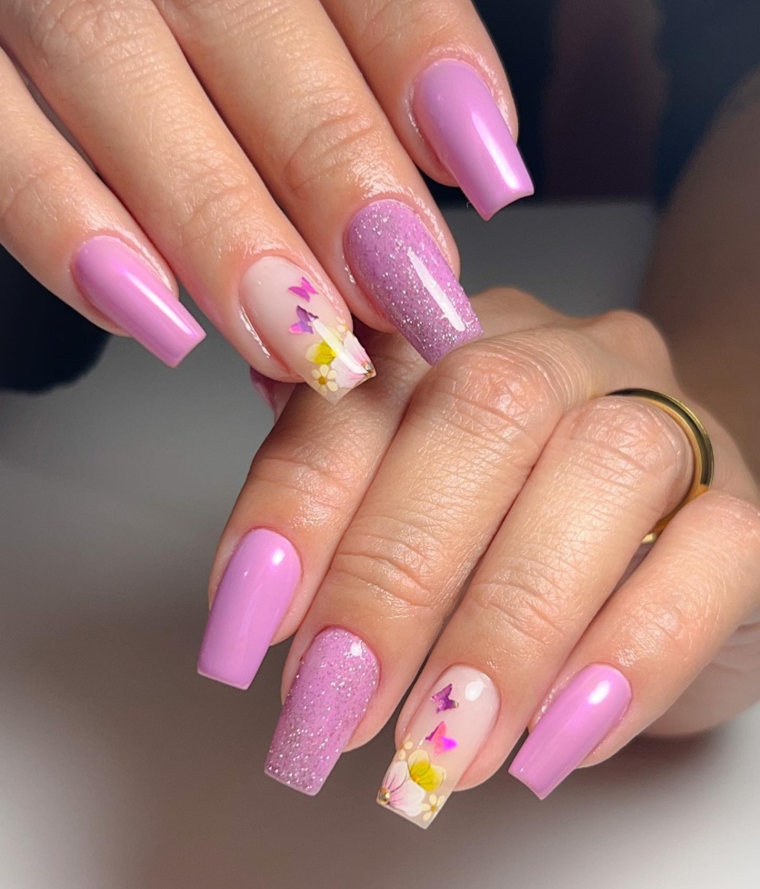 unhas rosas delicadas