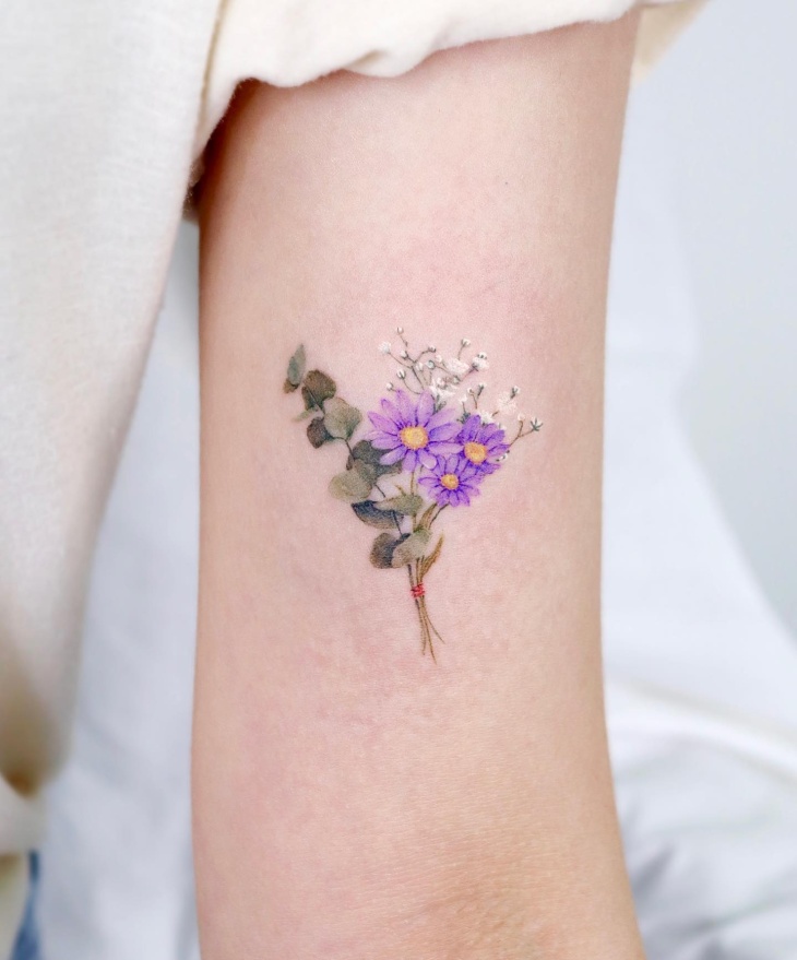 60 ideias de tatuagem de flor na mão para te convencer a fazer a sua