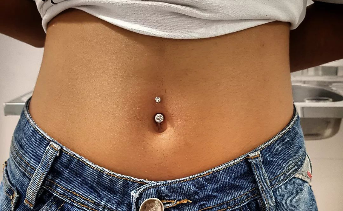 Piercing no umbigo: como é feito, tipos, cuidados e dúvidas