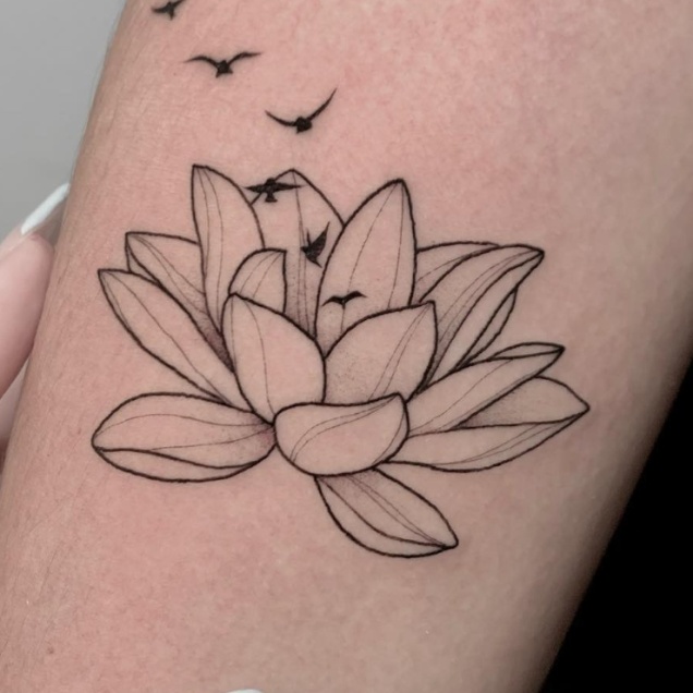 Tatuagem de flor de lótus: a marca da espiritualidade e força feminina