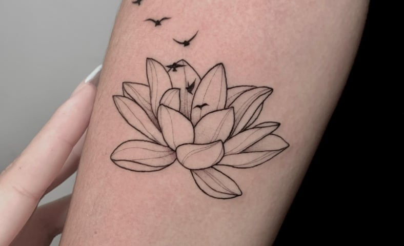 Tatuagem de flor de lótus: a marca da espiritualidade e força feminina