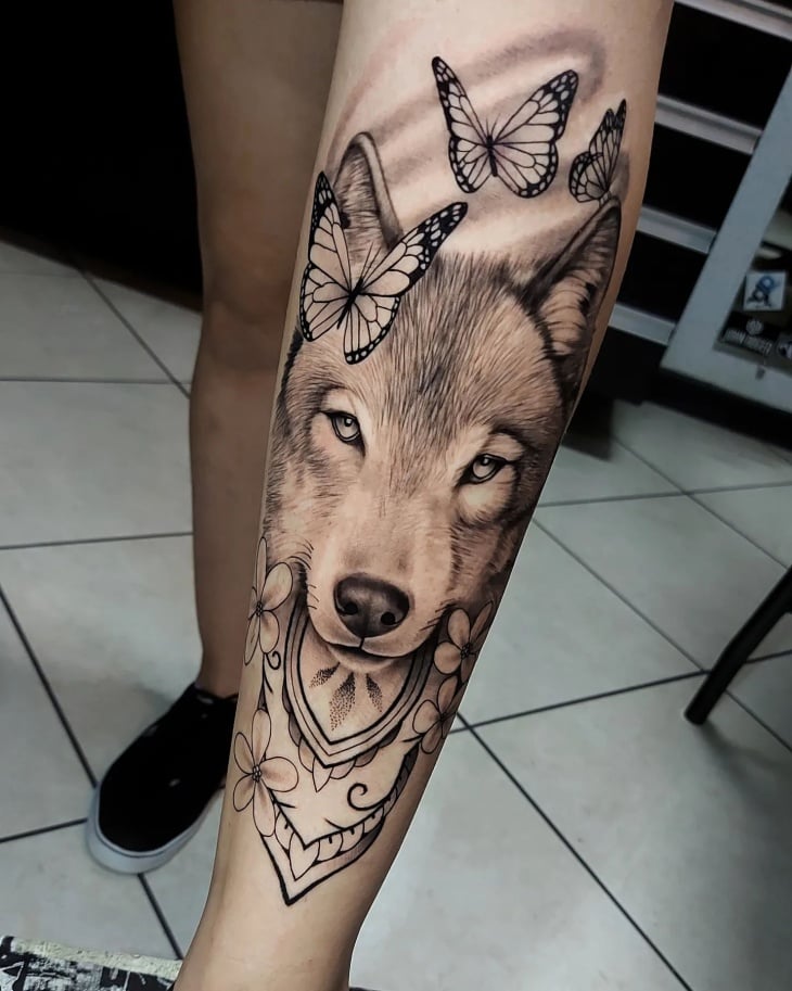 Tatuagem de lobo: 60 ideias, significados e diversos tamanhos