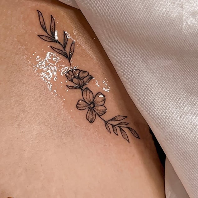 Tatuagem na virilha: 60 fotos e ideias para quem quer ousar