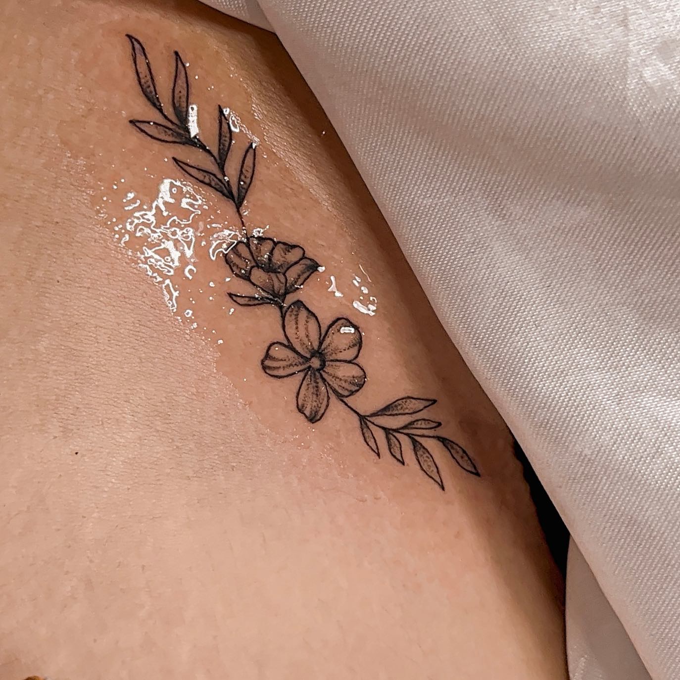 tatuagem na virilha de flor