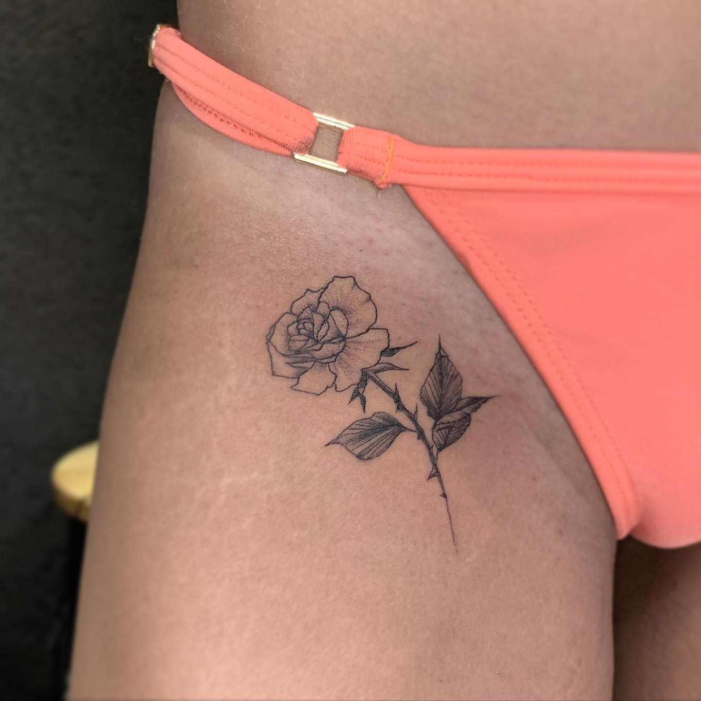 tatuagem de flor na virilha