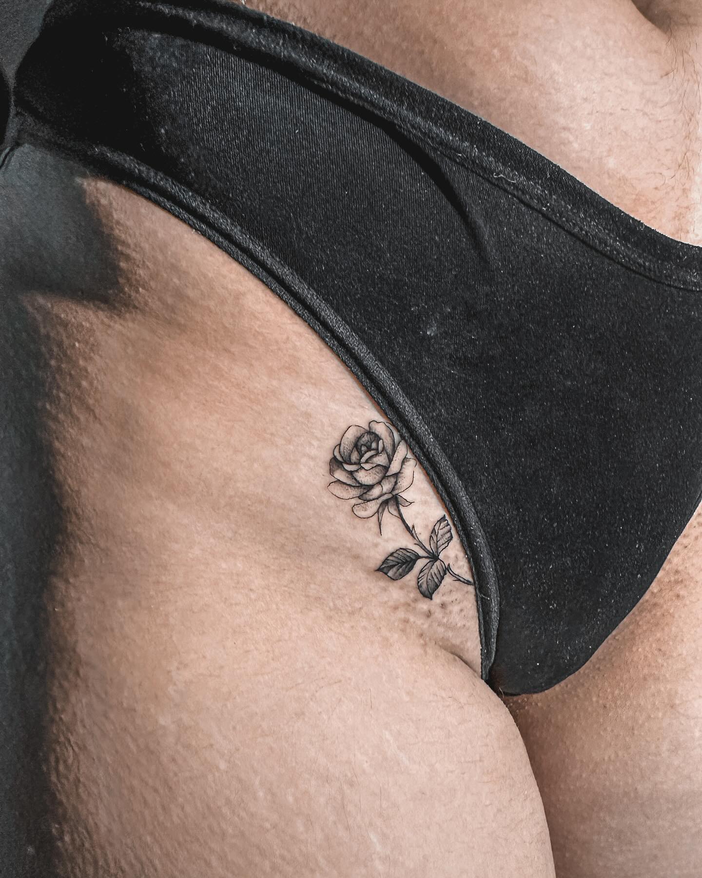 tatuagem de flor na virilha