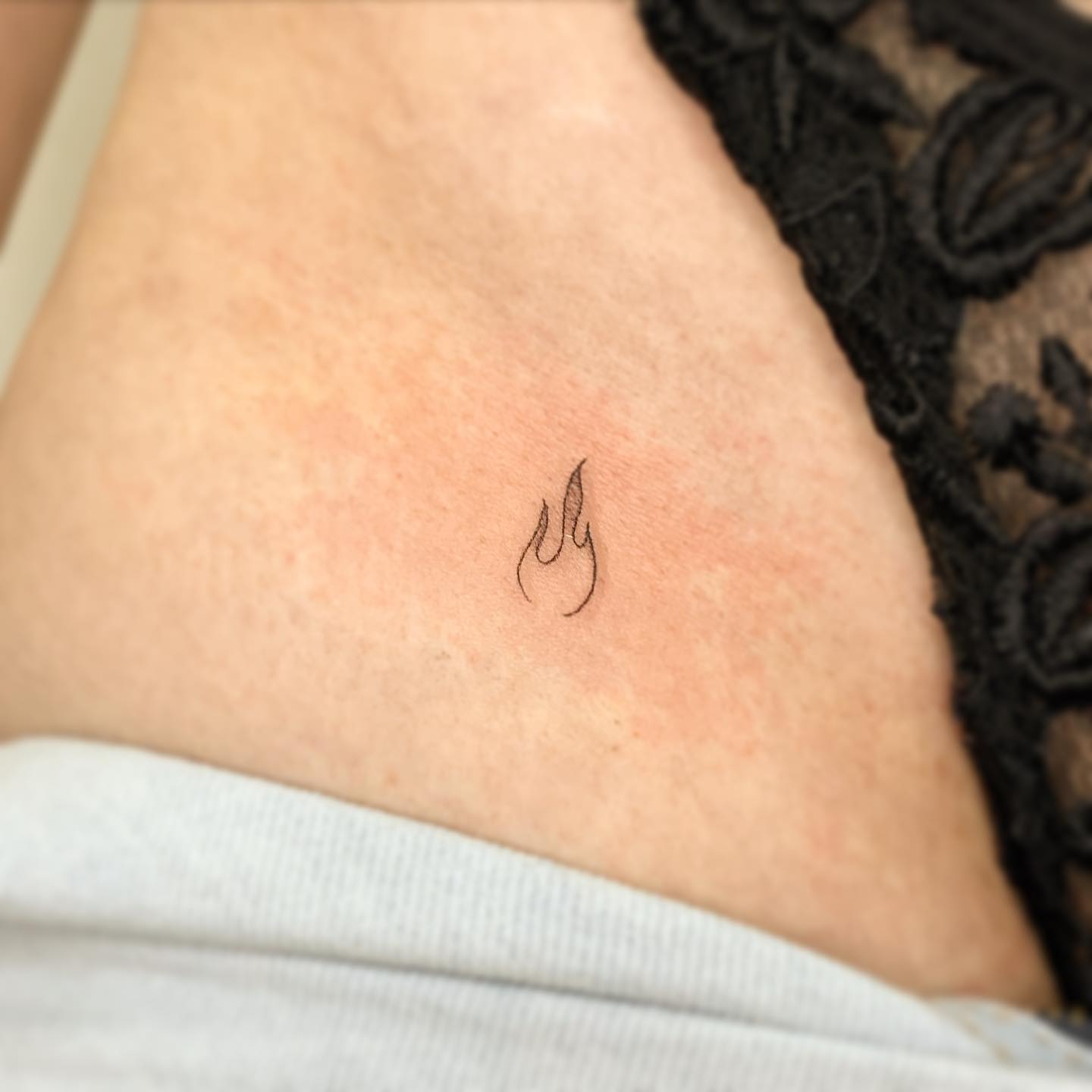 tatuagem pequena na virilha