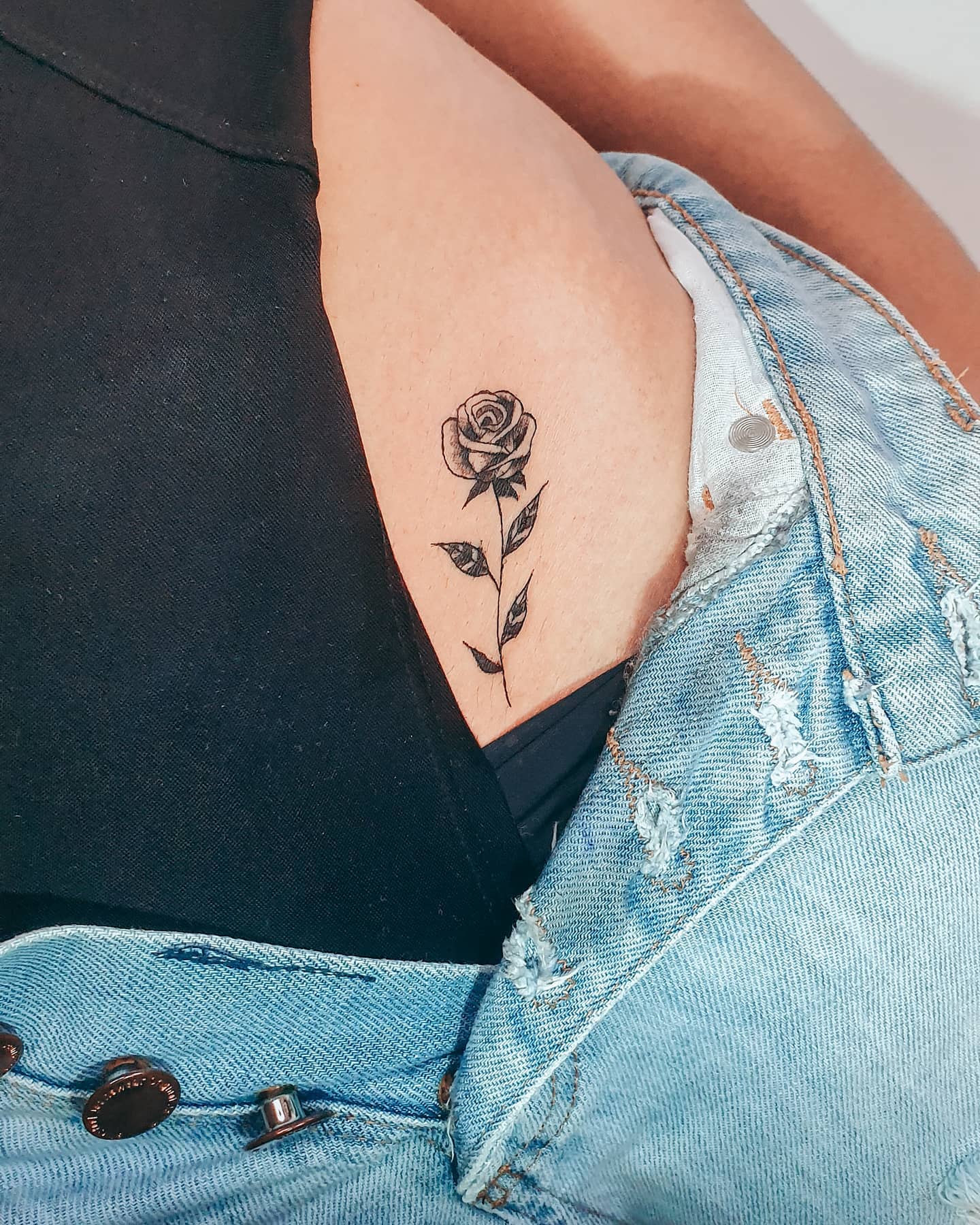tatuagem de flor na viirlha