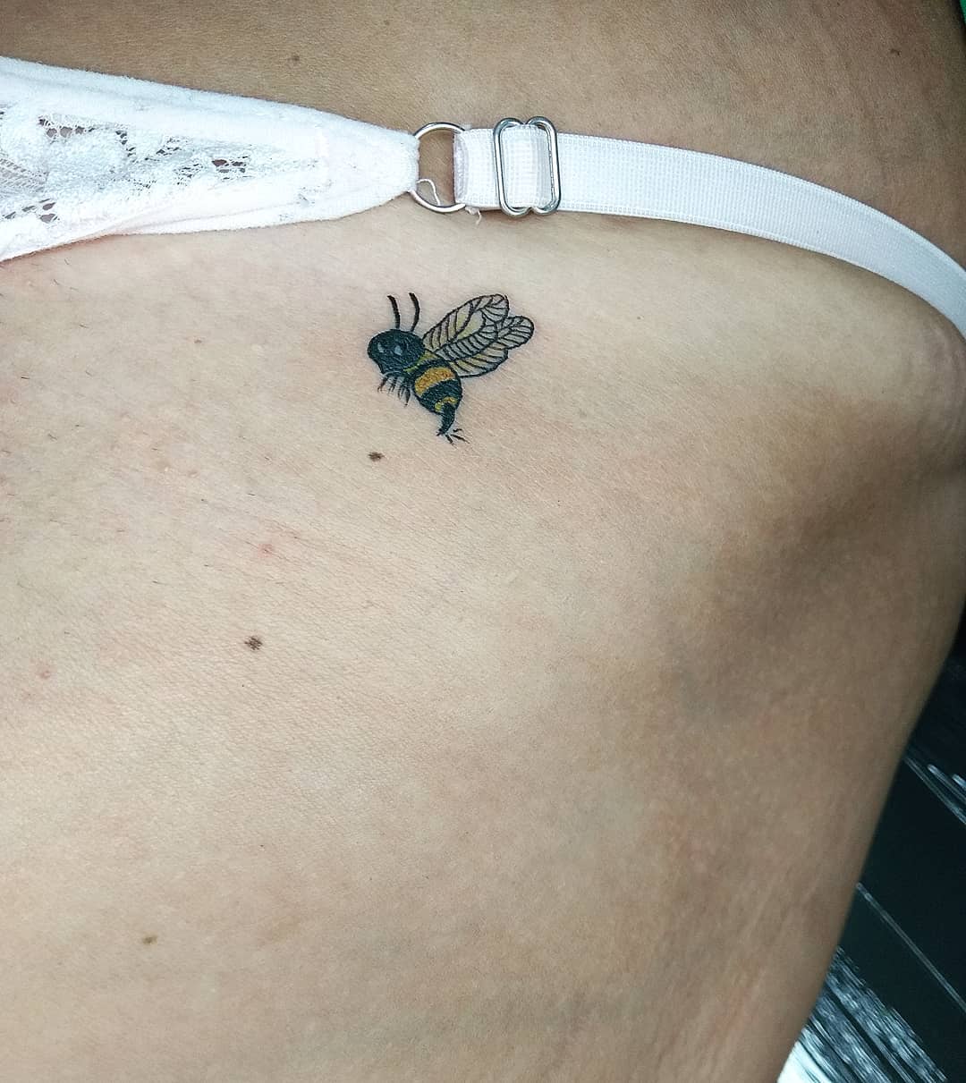 tatuagem pequena na virilha