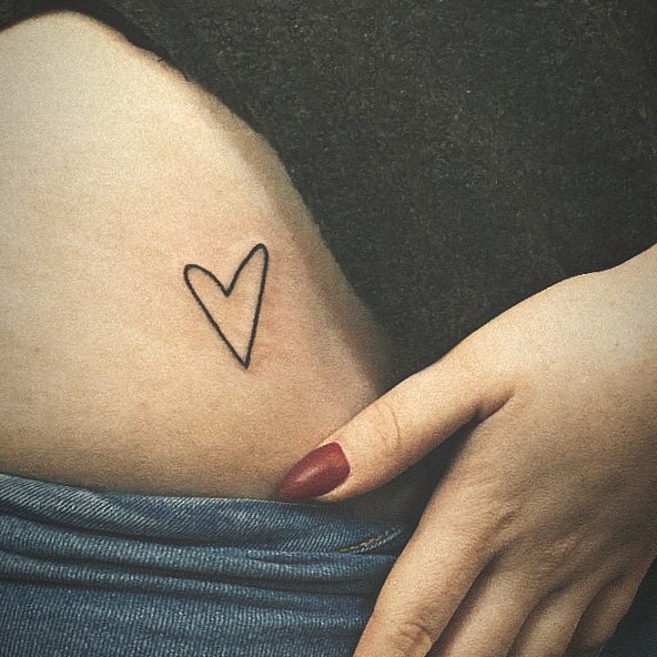 tatuagem de coração na virilha