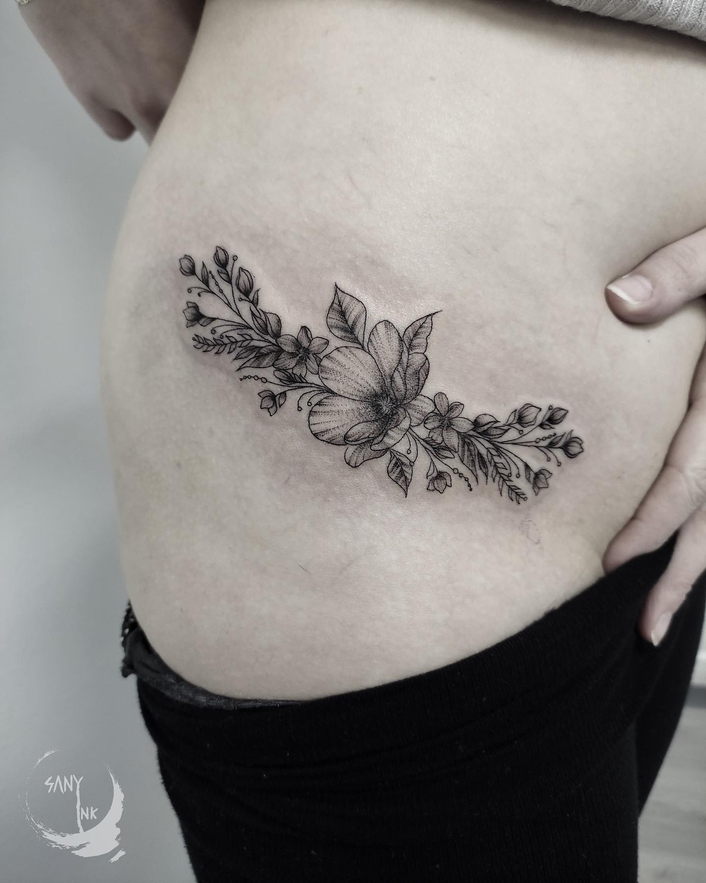 tatuagem feminina de flor