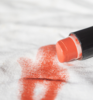 Manchou a roupa com base ou batom? Aprenda o que realmente funciona!